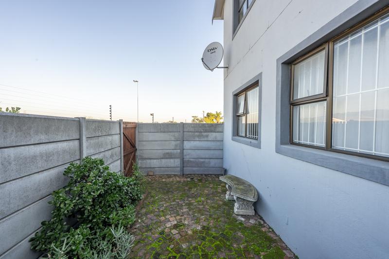 To Let 2 Bedroom Property for Rent in Protea Heights Western Cape